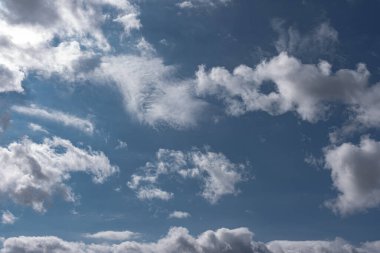 Gökyüzündeki bulutlar. Bulutlarla dolu bir gökyüzünün muhteşem manzarası. Bulutlu bir gökyüzünün derinliği ve üç boyutlu.