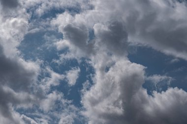 Gökyüzündeki bulutlar. Bulutlarla dolu bir gökyüzünün muhteşem manzarası. Bulutlu bir gökyüzünün derinliği ve üç boyutlu.
