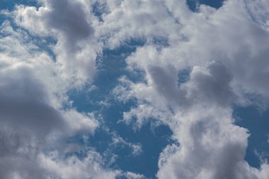 Gökyüzündeki bulutlar. Bulutlarla dolu bir gökyüzünün muhteşem manzarası. Bulutlu bir gökyüzünün derinliği ve üç boyutlu.
