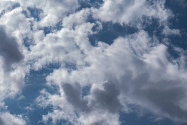 Gökyüzündeki bulutlar. Bulutlarla dolu bir gökyüzünün muhteşem manzarası. Bulutlu bir gökyüzünün derinliği ve üç boyutlu.