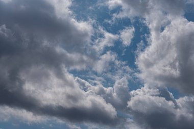 Gökyüzündeki bulutlar. Bulutlarla dolu bir gökyüzünün muhteşem manzarası. Bulutlu bir gökyüzünün derinliği ve üç boyutlu.