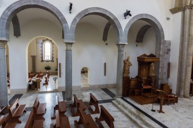 Teano, Katedral. San Clemente Katedrali Teano şehrinin başlıca ibadet yeri ve Teano-Calvi piskoposluğunun merkezidir.