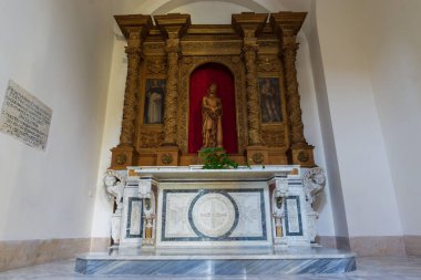 Teano, Katedral. San Clemente Katedrali Teano şehrinin başlıca ibadet yeri ve Teano-Calvi piskoposluğunun merkezidir.