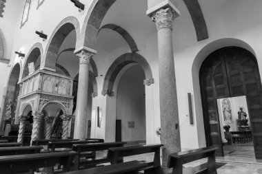 Teano, Katedral. San Clemente Katedrali Teano şehrinin başlıca ibadet yeri ve Teano-Calvi piskoposluğunun merkezidir.