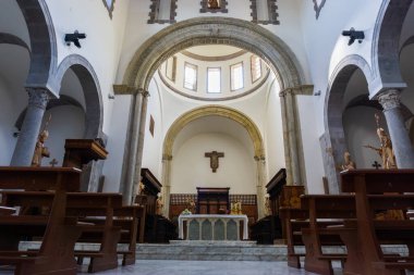 Teano, Katedral. San Clemente Katedrali Teano şehrinin başlıca ibadet yeri ve Teano-Calvi piskoposluğunun merkezidir.