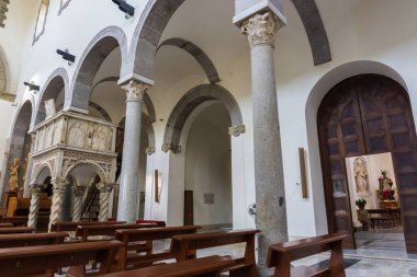 Teano, Katedral. San Clemente Katedrali Teano şehrinin başlıca ibadet yeri ve Teano-Calvi piskoposluğunun merkezidir.