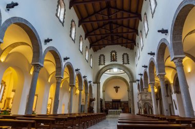 Teano, Katedral. San Clemente Katedrali Teano şehrinin başlıca ibadet yeri ve Teano-Calvi piskoposluğunun merkezidir.