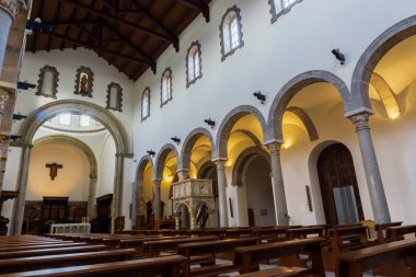 Teano, Katedral. San Clemente Katedrali Teano şehrinin başlıca ibadet yeri ve Teano-Calvi piskoposluğunun merkezidir.