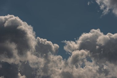 Gökyüzündeki bulutlar. Bulutlarla dolu bir gökyüzünün muhteşem manzarası. Bulutlu bir gökyüzünün derinliği ve üç boyutlu.