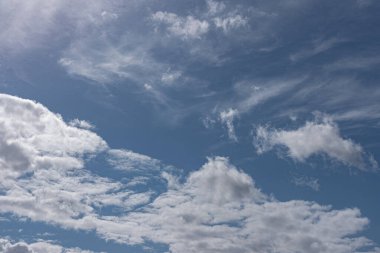 Gökyüzündeki bulutlar. Bulutlarla dolu bir gökyüzünün muhteşem manzarası. Bulutlu bir gökyüzünün derinliği ve üç boyutlu.