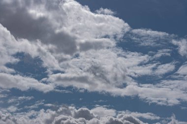 Gökyüzündeki bulutlar. Bulutlarla dolu bir gökyüzünün muhteşem manzarası. Bulutlu bir gökyüzünün derinliği ve üç boyutlu.