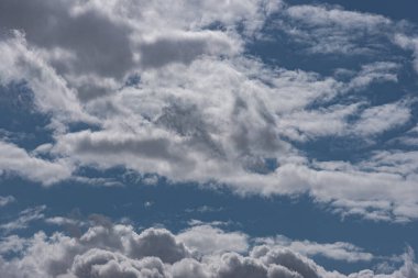 Gökyüzündeki bulutlar. Bulutlarla dolu bir gökyüzünün muhteşem manzarası. Bulutlu bir gökyüzünün derinliği ve üç boyutlu.