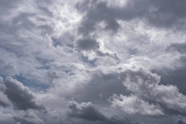 Gökyüzündeki bulutlar. Bulutlarla dolu bir gökyüzünün muhteşem manzarası. Bulutlu bir gökyüzünün derinliği ve üç boyutlu.