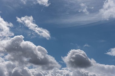 Gökyüzündeki bulutlar. Bulutlarla dolu bir gökyüzünün muhteşem manzarası. Bulutlu bir gökyüzünün derinliği ve üç boyutlu.