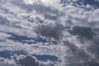 Gökyüzündeki bulutlar. Bulutlarla dolu bir gökyüzünün muhteşem manzarası. Bulutlu bir gökyüzünün derinliği ve üç boyutlu.