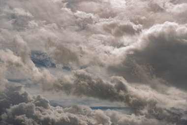 Gökyüzündeki bulutlar. Bulutlarla dolu bir gökyüzünün muhteşem manzarası. Bulutlu bir gökyüzünün derinliği ve üç boyutlu.