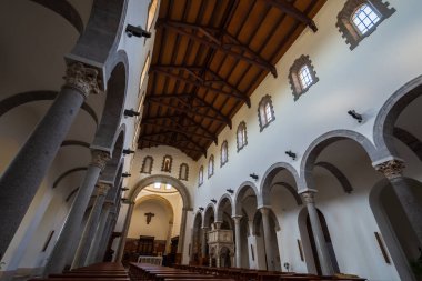 Teano, Katedral. San Clemente Katedrali Teano şehrinin başlıca ibadet yeri ve Teano-Calvi piskoposluğunun merkezidir.