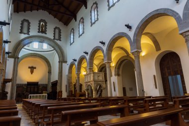 Teano, Katedral. San Clemente Katedrali Teano şehrinin başlıca ibadet yeri ve Teano-Calvi piskoposluğunun merkezidir.