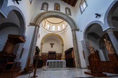 Teano, Katedral. San Clemente Katedrali Teano şehrinin başlıca ibadet yeri ve Teano-Calvi piskoposluğunun merkezidir.