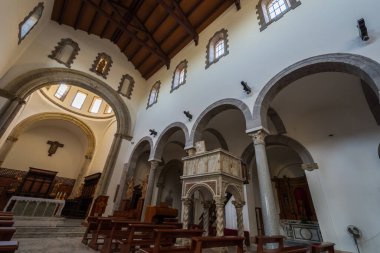 Teano, Katedral. San Clemente Katedrali Teano şehrinin başlıca ibadet yeri ve Teano-Calvi piskoposluğunun merkezidir.