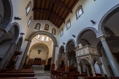 Teano, Katedral. San Clemente Katedrali Teano şehrinin başlıca ibadet yeri ve Teano-Calvi piskoposluğunun merkezidir.