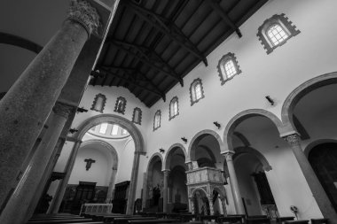 Teano, Katedral. San Clemente Katedrali Teano şehrinin başlıca ibadet yeri ve Teano-Calvi piskoposluğunun merkezidir.
