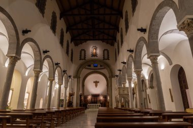 Teano, Katedral. San Clemente Katedrali Teano şehrinin başlıca ibadet yeri ve Teano-Calvi piskoposluğunun merkezidir.