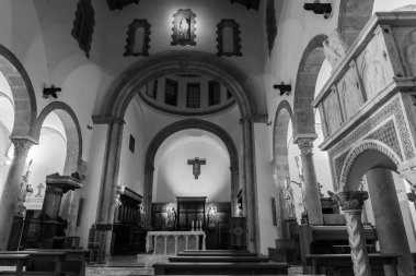 Teano, Katedral. San Clemente Katedrali Teano şehrinin başlıca ibadet yeri ve Teano-Calvi piskoposluğunun merkezidir.