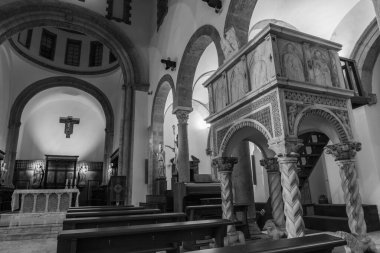 Teano, Katedral. San Clemente Katedrali Teano şehrinin başlıca ibadet yeri ve Teano-Calvi piskoposluğunun merkezidir.