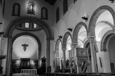 Teano, Katedral. San Clemente Katedrali Teano şehrinin başlıca ibadet yeri ve Teano-Calvi piskoposluğunun merkezidir.