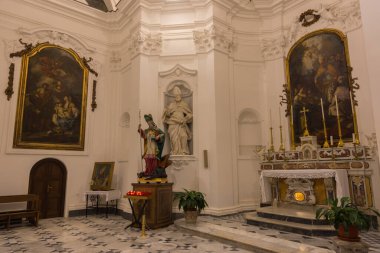 Teano, Katedral. San Clemente Katedrali Teano şehrinin başlıca ibadet yeri ve Teano-Calvi piskoposluğunun merkezidir.