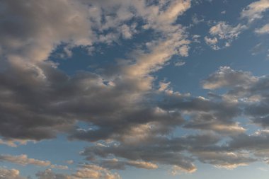Gökyüzündeki bulutlar. Bulutlarla dolu bir gökyüzünün muhteşem manzarası. Bulutlu bir gökyüzünün derinliği ve üç boyutlu.