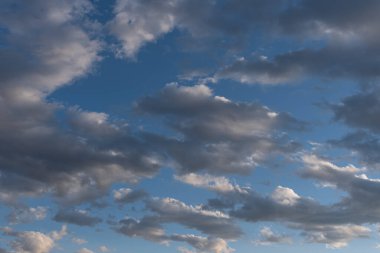 Gökyüzündeki bulutlar. Bulutlarla dolu bir gökyüzünün muhteşem manzarası. Bulutlu bir gökyüzünün derinliği ve üç boyutlu.