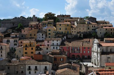 Miranda, Isernia, Molise. Isernia vilayetinde, Pentra kasabasından sadece birkaç kilometre uzakta deniz seviyesinden 900 metre yukarıda Truffle Festivali 'yle ünlü büyüleyici bir köy olan Miranda var..