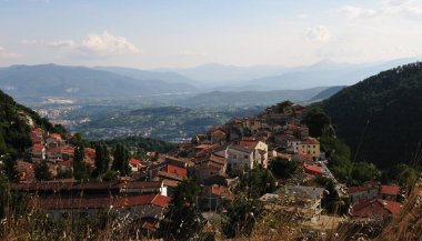 Miranda, Isernia, Molise. Isernia vilayetinde, Pentra kasabasından sadece birkaç kilometre uzakta deniz seviyesinden 900 metre yukarıda Truffle Festivali 'yle ünlü büyüleyici bir köy olan Miranda var..