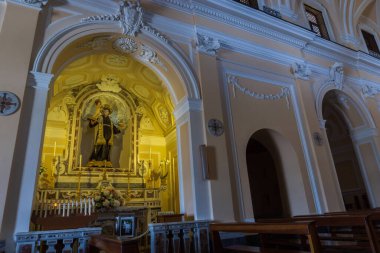 Teano, Campania, Sant 'Antonio da Padova Manastırı. Teano Manastırı 'nın temeli 14. yüzyılın ilk yarısına dayanır..