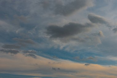 Gökyüzündeki bulutlar. Bulutlarla dolu bir gökyüzünün muhteşem manzarası. Bulutlu bir gökyüzünün derinliği ve üç boyutlu.