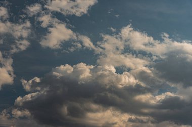 Gökyüzündeki bulutlar. Bulutlarla dolu bir gökyüzünün muhteşem manzarası. Bulutlu bir gökyüzünün derinliği ve üç boyutlu.