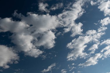 Gökyüzündeki bulutlar. Bulutlarla dolu bir gökyüzünün muhteşem manzarası. Bulutlu bir gökyüzünün derinliği ve üç boyutlu.