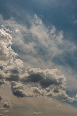 Gökyüzündeki bulutlar. Bulutlarla dolu bir gökyüzünün muhteşem manzarası. Bulutlu bir gökyüzünün derinliği ve üç boyutlu.
