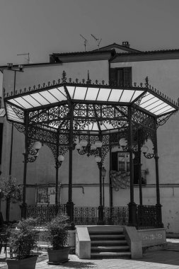 Isernia, İtalya 'nın Molise eyaletinde yer alan bir şehirdir. Avrupa 'daki ilk belgelenmiş Paleolitik yerleşim yerleri arasında, antik zamanlarda gelişen bir Samnite kenti, İtalyan Ligi' nin başkenti ve geç dönem