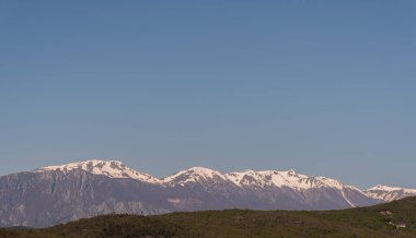 Mainarde sıradağları Molise ve Lazio arasındaki sınır boyunca uzanır ve Molise topraklarında yaygındır. Bu çok kayalık doğal bir bariyer ve engebeli bir görünüm.