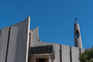 Kilise, modern tarzda, yeni bölümün şehir merkezinde yer almaktadır ve her yönden kolayca ulaşılabilir. Şehir içinde taşınmak için kentsel bir referans noktasını temsil ediyor..
