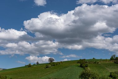 Abruzzo. İtalya 'nın en güzel bölgelerinden birinin harika bahar manzarası.