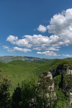 Abruzzo. İtalya 'nın en güzel bölgelerinden birinin harika bahar manzarası.