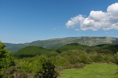Abruzzo. İtalya 'nın en güzel bölgelerinden birinin harika bahar manzarası.
