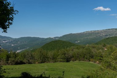 Abruzzo. İtalya 'nın en güzel bölgelerinden birinin harika bahar manzarası.