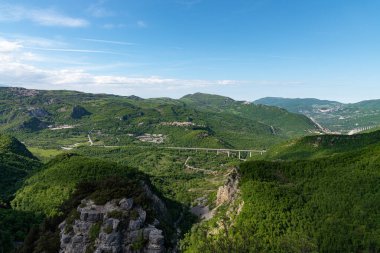 Abruzzo. İtalya 'nın en güzel bölgelerinden birinin harika bahar manzarası.