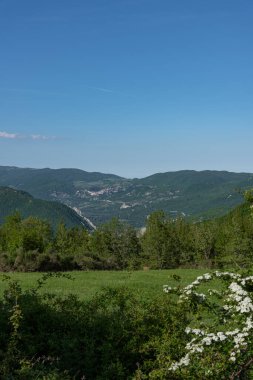Abruzzo. İtalya 'nın en güzel bölgelerinden birinin harika bahar manzarası.
