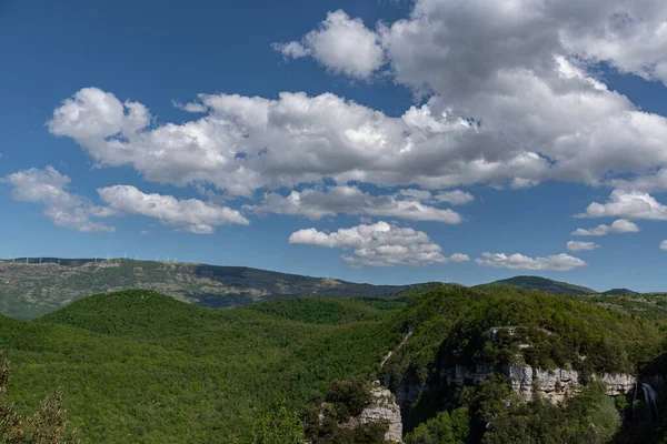 Abruzzo. İtalya 'nın en güzel bölgelerinden birinin harika bahar manzarası.